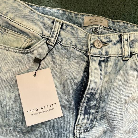 NWT, Women’s bleach washed distressed wide leg jeans. Uniq by Litz, size 5/27. - Picture 4 of 7